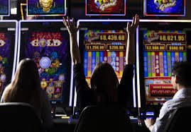 Filipino bettor placing a basketball bet on pinasroyale mobile browser